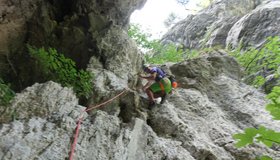 5. Seillänge, steil rechts von der Höhle