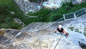 Auf dem C/D Klettersteig oberhalb der Plattform (Riederklamm).