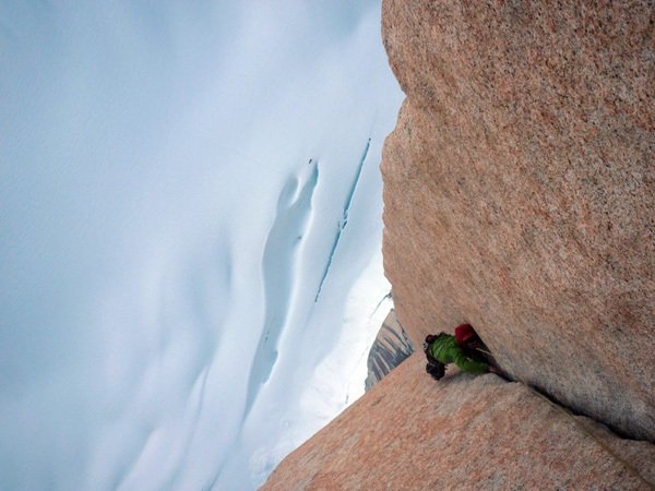 Sean Villanueva in den Rissen der 18. SL von El Corazon, Ostwand Fitz Roy © Favresse & Villanueva