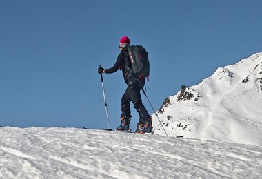 Beim Skitourengehen mit der Latok Gore-Tex Pro Hose