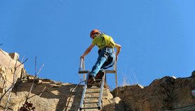 Auf der Leiter des Schriesheimer Klettersteiges