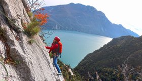 Die Querung mit Blick zum Gardasee - Via Messalina - Val di Ledro