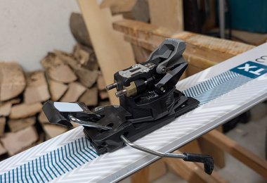 Fritschi-Xenic-12 - Hinterbacken in Abfahrtspostion mit Stopper