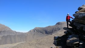 Auf dem Grat, dort beginnt der eigentliche Klettersteig.