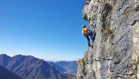 Perfekte Fernsicht in die Wiesenberge der Lombardei.