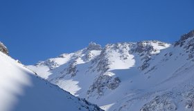 Die Westflanke des Altecks mit Gipfelkreuz und Varianten