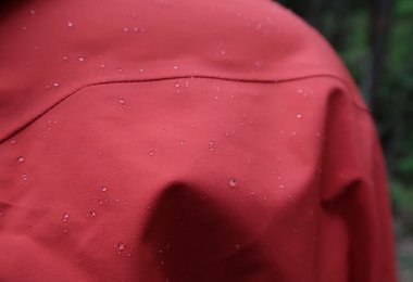 Wassertropfen perlen von der ePE-Hülle der Guardian Apex Jacket perfekt ab. (Foto: Sabine Wissekal)