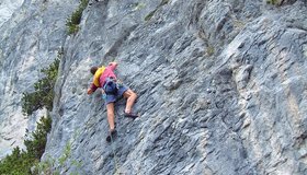 In der ersten, griffigen Seillänge der Route Wallfahrt an der Steinplatte.