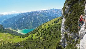 Tolles Panorama am Ende der zweiten Seillänge (Flamme -Klobenjoch).