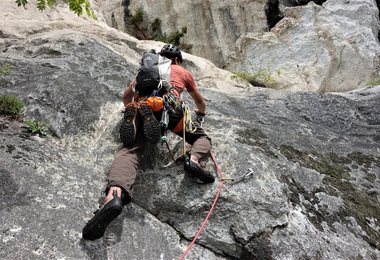 Bei schwierigen Kletterrouten hängt der Sulfur, dank seiner Schlaufen sicher am Gurt