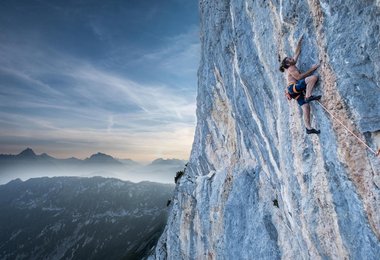 Thomas Huber bei der ersten freien Begehung der Route Sonnenkönig (8b) (c) Heinz Zak