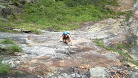 In der ersten Plattenseillänge der Route Bikini Variante im Zillertal.