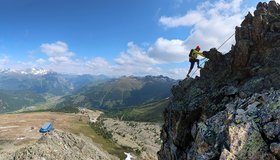 Eine der ersten Steilstufen des Goldgrat Klettersteig in Nauders