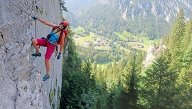 An der Kante nach der Verschneidung (Klettersteig Kellenegg).