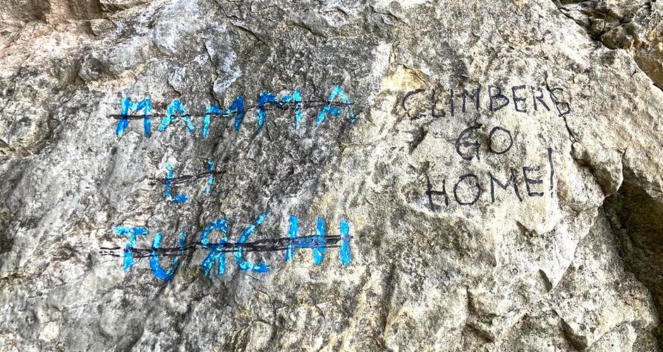 Climbers go Home und durchgestrichener Routenname