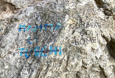 Climbers go Home und durchgestrichener Routenname