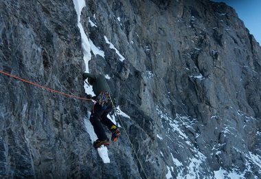 Thomas Huber in der ersten steilen Wand nach dem zweiten Eisfeld  (c) Archive Metanoia Huber, Siegrist, Schaeli