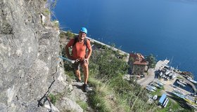 Im unteren Teil des Steiges mit Blick auf Campione