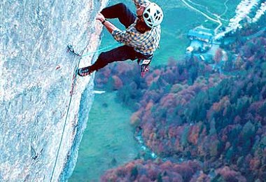 Des Kaisers neue Kleider: Liegt im Wilden Kaiser an der Fleischbankturm-Ostwand. Die Route ist 300 m hoch, hat 8 Seillängen (zwei davon 8b+) und wurde von Stefan Glowacz 1994 erstbegangen.