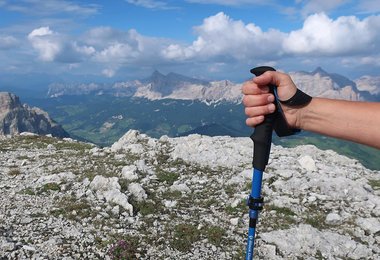 Man sitzt bei den Black Diamond Distance Carbon FLZ Stöcken fest in der angenehmen Handschlaufe