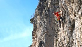 Die erste Seillänge ist steil, mit guten Griffen - Lambada an der Geierwand