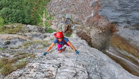 Wie im Bilderbuch - tolle Klammerpassage direkt am ausgesetzten Abgrund (Ferrata Ballino - Cascata Rio Ruzza)