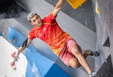 Der drittplatzierte Ginés López beim Bouldern  (c) IFSC