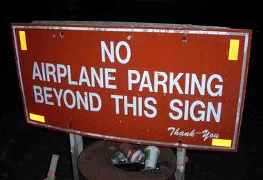 Ordnung muss sein ! Keine Flugzeuge am Autoparkplatz in Talkeetna