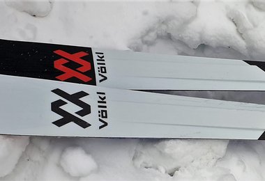 Völkl BMT 90 - an der Spitze die Skin Pin (Fellhalterung) und der 3.D Ridge Carbon, die  Carbon ummantelte Abflachung des Skis zu den Kanten hin