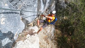 An der kurzen C/D-Variante oberhalb der Höhle - Koschlak-Klettersteig.