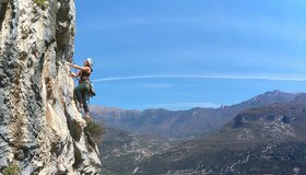 Die Querung in der vorletzten Seillänge der Route Sguarauunda an der Coste dell Anglone