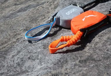 Kleine Einbindeschlaufe (Ocun und Salewa) - Salewa macht es aber dank Gummizug sehr gut.