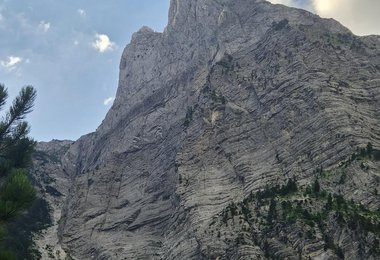 Arapi Südwand: Höchste Felswand des Balkans (925 m, UIAA 8-, frz. 6c+).