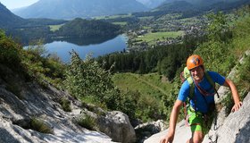 Im unteren Teil des Grabens, unten der Altausseer See, hinten der Dachstein.