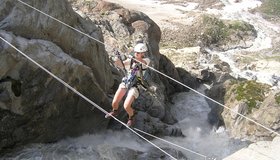 Auf der Seilbrücke - Querung des tosenden Gletscherbaches!