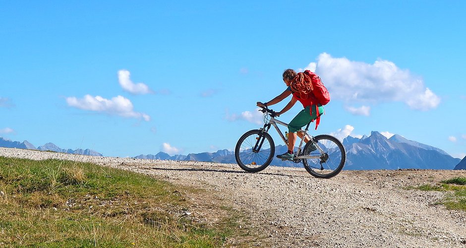 Beim Zustieg mit dem Mountainbike zu einer Klettertour im Wetterstein-Gebirge.