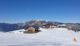 Blick vom Taubenkogel auf die Bergstation und den Dobratsch
