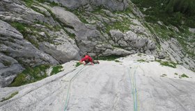 6. Seillänge: Hier wartet im oberen Drittel die Crux. Absicherung okay.