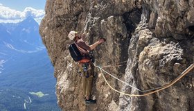 Ausgesetzte Traverse (NH) nach links (SW) aus der Guffel, hoch zu Absatz, Stand vor Kamin mit fragilen Blöcken.