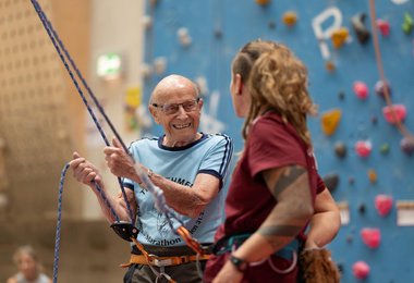 Leo Graf beim Klettern in der Kletterhalle Wien