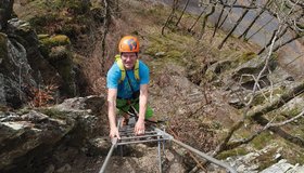 Auf der Leiter des Klettersteig am Hölderstein