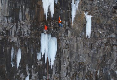 Albert in der zweiten Seillänge (M 9+). (c) Hannes Mair, www.alpsolut.com