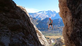 Hängebrücke über die Schlucht - schon vom Einstieg aus hoch oben zu sehen - Cesare Piazzetta Klettersteig