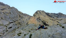 in der dritten Länge: Weiter geht`s linkshaltend genau am linken Rand der gelben Felsen