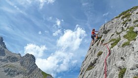 Man quert (traversiert) an bestem Fels der Wand entlang.