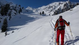 Oberhalb des Hochlegers quert man flach in die Nordostrinne.