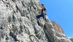 Am Zwischenstand in der dritten Seillänge der Via della Vipera an der Punta Dallago