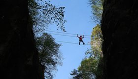 Die Seilbrücke zwischen Kleiner und Großer Prasvale - Kanzianiberg Klettersteige