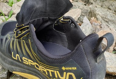 Die dichte Lasche des La Sportiva Jackal GTX und die Schlaufe für den Gurt