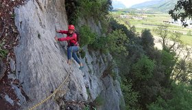 Am Ende der ersten Seillänge - Via Nereidi an den San Paolo Wänden bei Arco